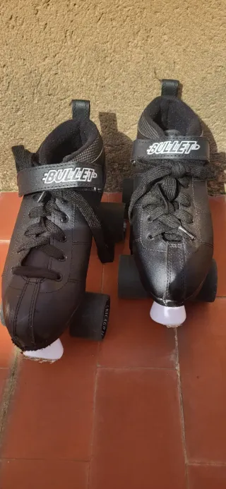 Pattini a rotelle neri