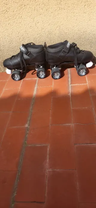 Pattini a rotelle neri