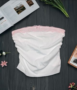 Top blanco con encaje rosa