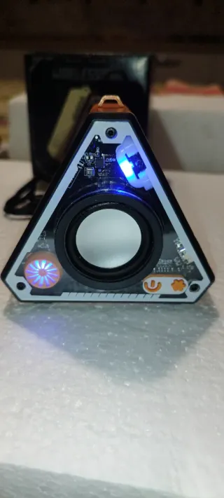 Altoparlante portatile triangolare