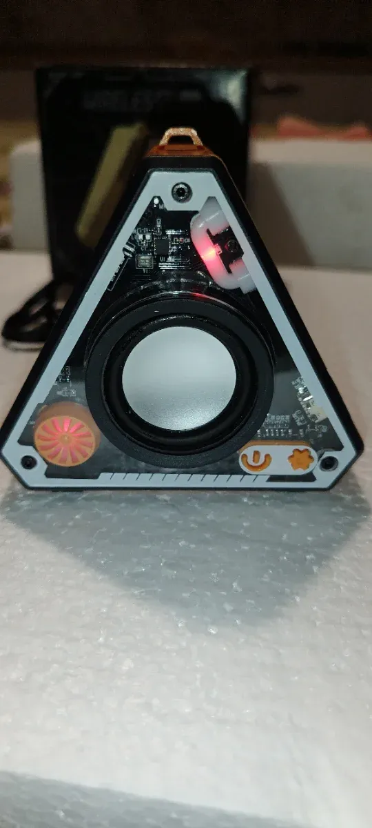 Altoparlante portatile triangolare