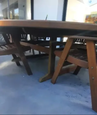 Mesa redonda de madera de teka