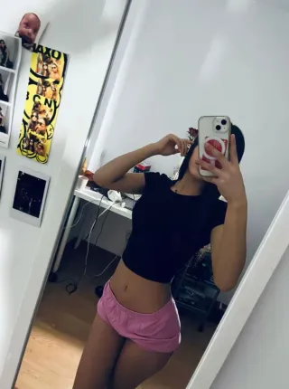 Top corto negro y shorts rosas