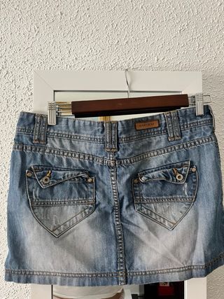 Minifalda vaquera desgastada