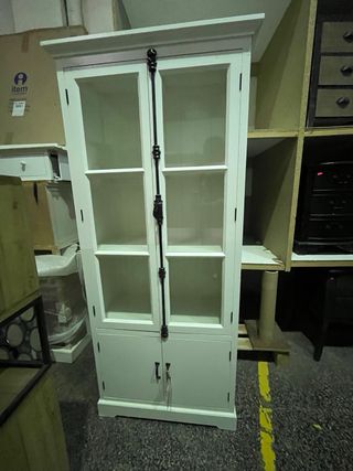 Estantería blanca con puertas de cristal