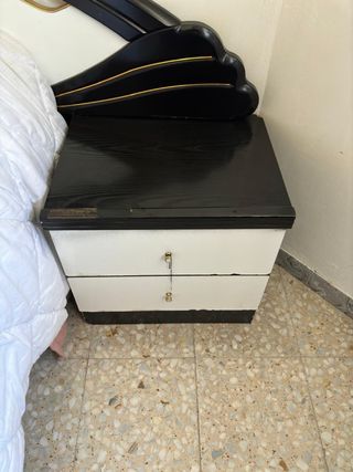 Dormitorio completo: cama, mesitas y cabecero