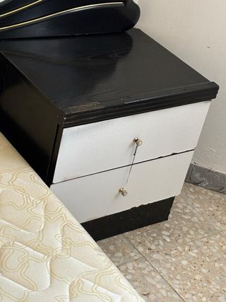 Dormitorio completo: cama, mesitas y cabecero