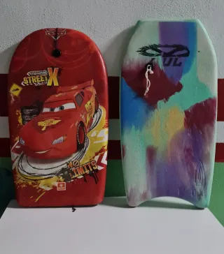 Tabla de olas infantil Cars y otra multicolor