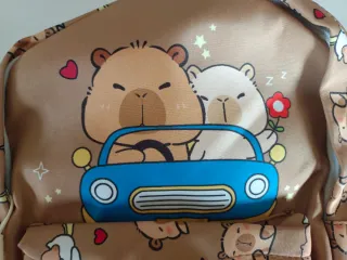 Mochila escolar Capibara con diseño de coche