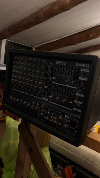 Mesa Mezcladora Amplificada Yamaha EMX88s