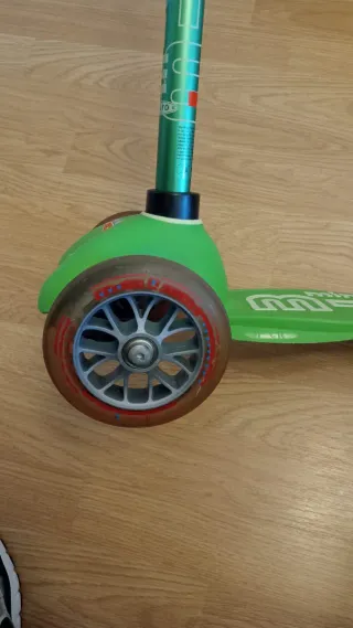 Monopatín Micro Mini Verde 3 Ruedas