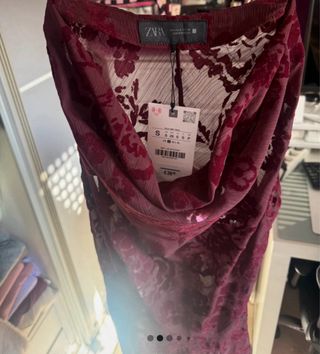 Top asimétrico Zara flores sin usar color burdeos.