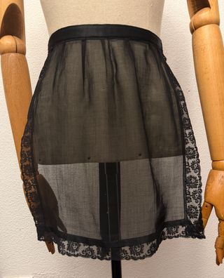 Delantal negro traje regional