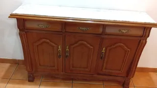 Mueble de madera con tapa de mármol