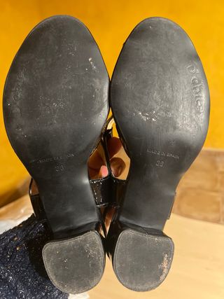 Sandalias negras D'Chica con detalles plateado