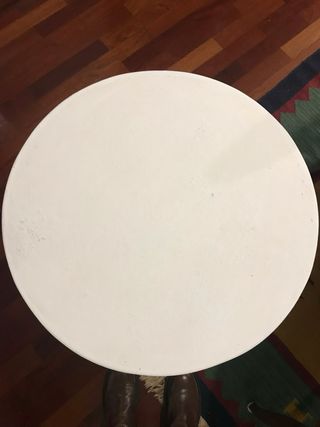 Mesa auxiliar de madera blanca