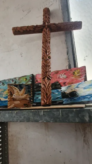 Cruz de madera tallada a mano