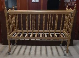 Cuna de madera para bebé