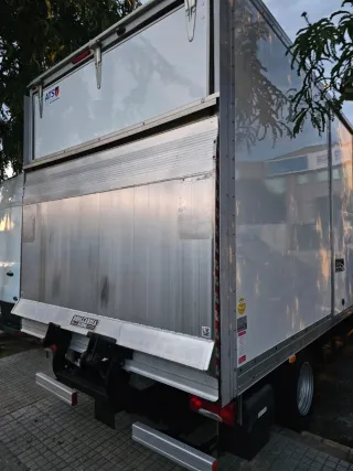 Iveco Daily plataforma camara trasera multimedia