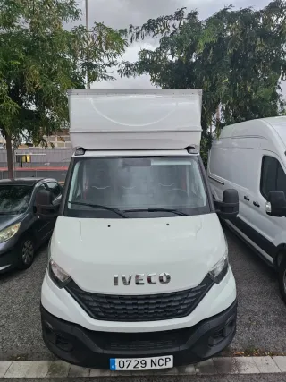 Iveco Daily plataforma camara trasera multimedia