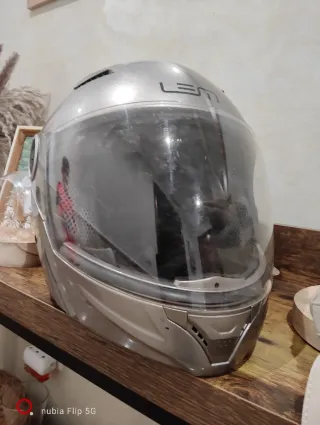 Casco de moto plateado