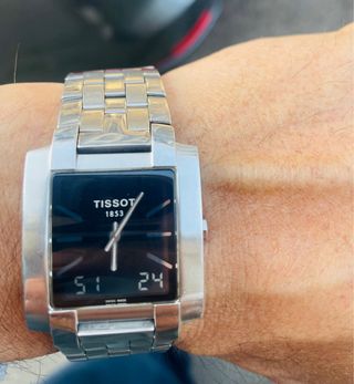 Reloj Tissot Hombre Negro y Plateado. Caja cuadrad