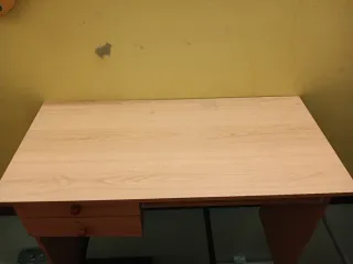 Escritorio de madera con cajones