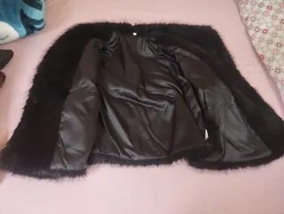 Chaqueta de pelo negra para chica