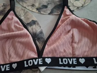 Sujetador rosa con banda 'LOVE'