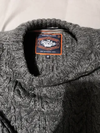 Jersey de punto Superdry gris.