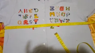 Blusa bordada con abecedario