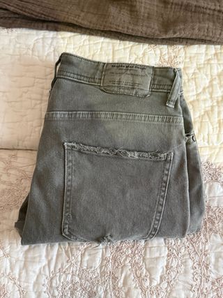 Pantalones vaqueros verde oliva desgastados