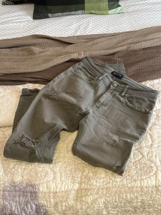 Pantalones vaqueros verde oliva desgastados