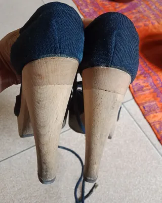 Sandalias de tacón negras atadas