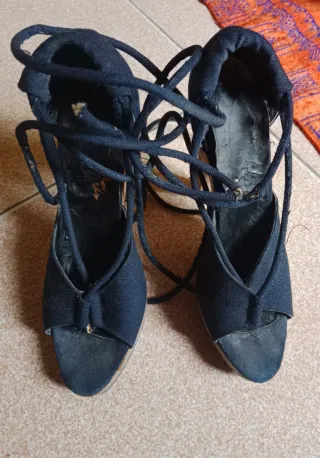 Sandalias de tacón negras atadas