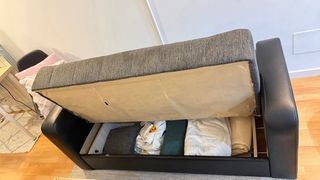 Sofá gris con almacenaje