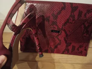 Zapatos de tacón y cartera efecto piel serpiente