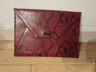 Zapatos de tacón y cartera efecto piel serpiente