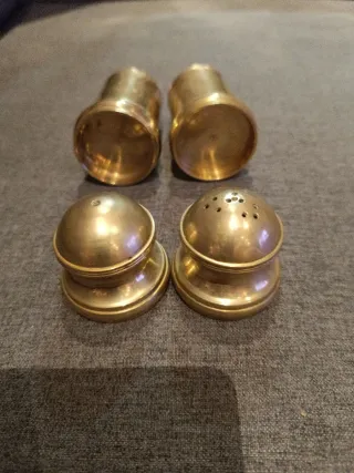 Salero y pimentero de bronce