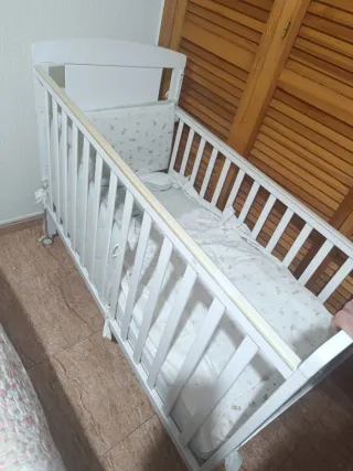 Cuna de bebé blanca