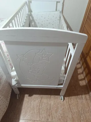 Cuna de bebé blanca