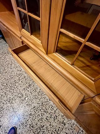 Parete soggiorno in legno con vetrine