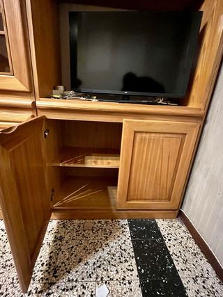 Parete soggiorno in legno con vetrine