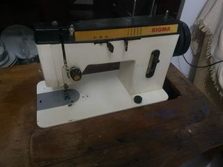 Máquina de coser Sigma con mueble