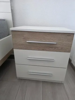 Dormitorio: Cómoda, Mesitas y Cama