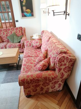 Conjunto sofá tela beige y rosa