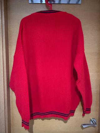 Cárdigan Rojo con Escudo