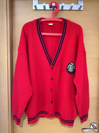 Cárdigan Rojo con Escudo