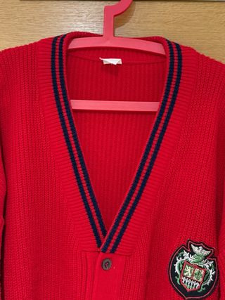 Cárdigan Rojo con Escudo