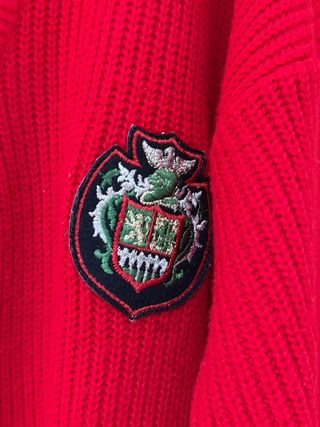 Cárdigan Rojo con Escudo